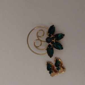 Vintage Gold Tone Emerald Green Rhinestone Brooch & Matching Clip On Earrings
